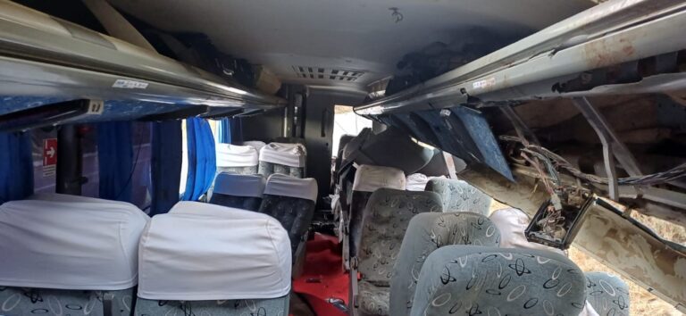 Passageiros foram arremessados de ônibus que capotou e matou 15 em PE passageiros-foram-arremessados-de-onibus-que-tombou-e-matou-15-em-pe