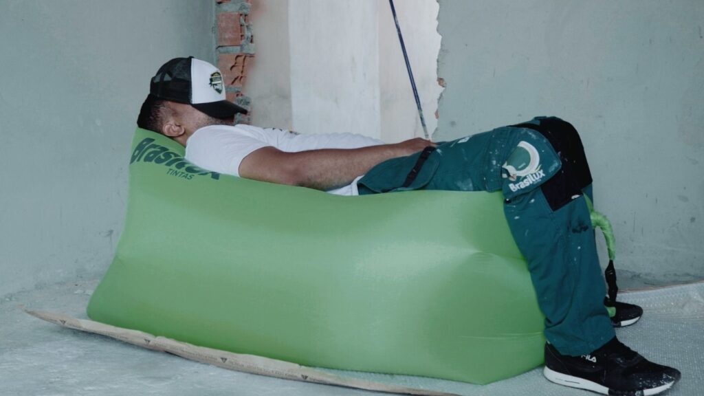 Bem-estar nas obras: Brasilux distribui sofá inflável para pintores bem-estar-nas-obras:-brasilux-distribui-sofa-inflavel-para-pintores