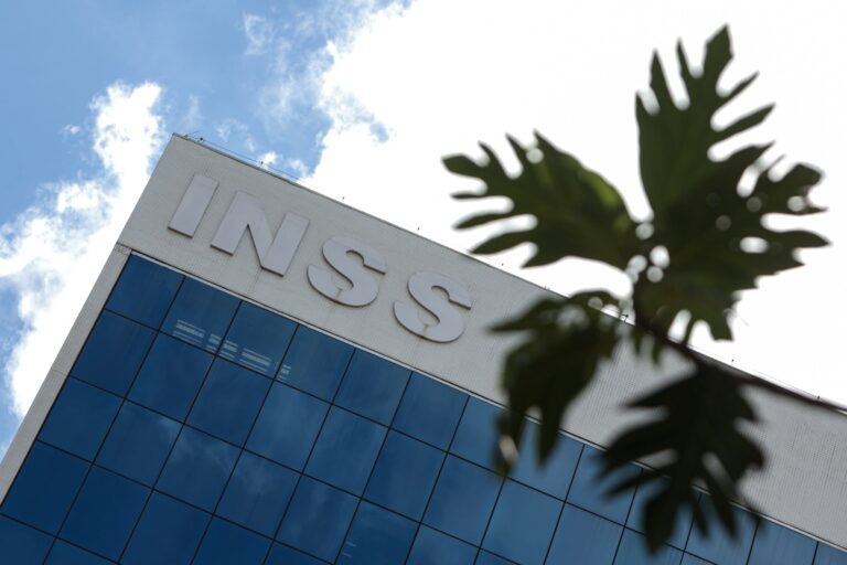 Fila do INSS bate novo recorde com mais de 2,8 milhões de pedidos fila-do-inss-bate-novo-recorde-com-mais-de-2,8-milhoes-de-pedidos