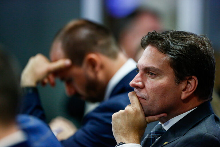 Motta cassa Eduardo Bolsonaro e Ramagem em decisão da Mesa Diretora motta-cassa-eduardo-bolsonaro-e-ramagem-em-decisao-da-mesa-diretora