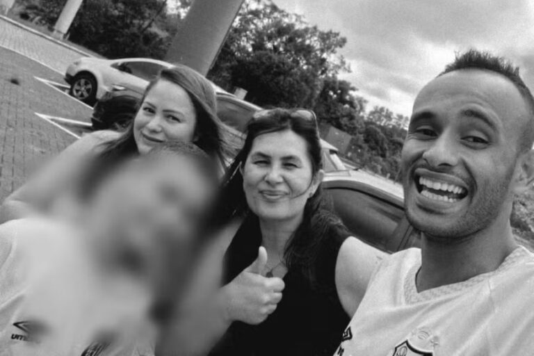 Família morre prensada depois de engavetamento de caminhões na BR-101. Vídeo familia-morre-prensada-apos-engavetamento-de-caminhoes-na-br-101.-video
