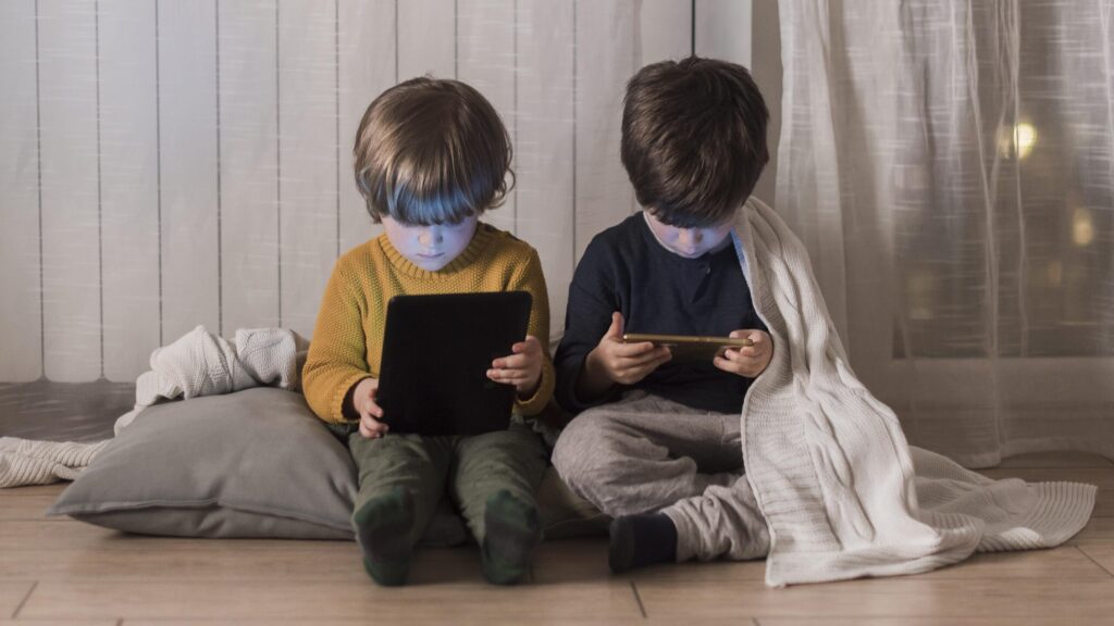 Mais tempo livre nas férias exige atenção ao uso de telas pelas crianças mais-tempo-livre-nas-ferias-exige-atencao-ao-uso-de-telas-pelas-criancas